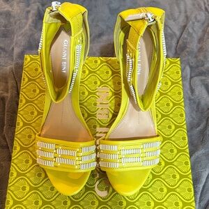 Like new Gianni Bini Tayah Lime Twist 5” wedges/sandals with white  beads, 9.5.